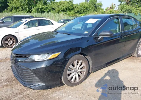 2020 Toyota Camry Le z USA, uszkodzony, nr VIN 4T1C11AK6LU331786